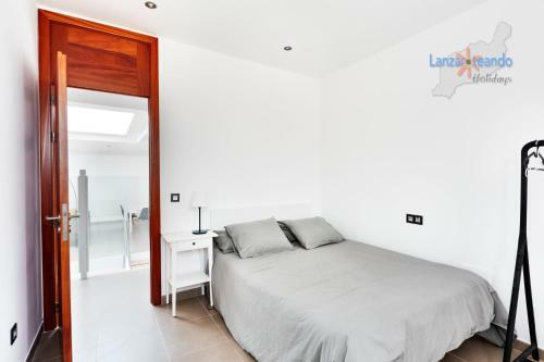 Villa Blanca, Designer Villa With Pool In Teguise