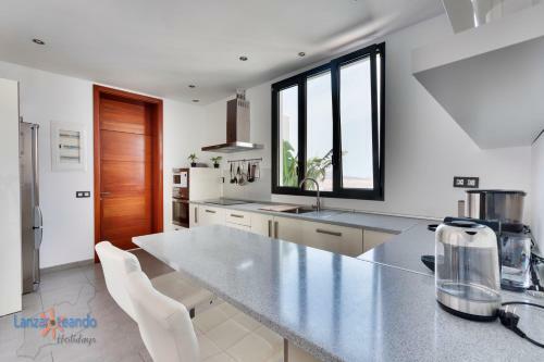 Villa Blanca, Designer Villa With Pool In Teguise