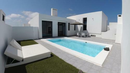 Villa Blanca, Designer Villa With Pool In Teguise