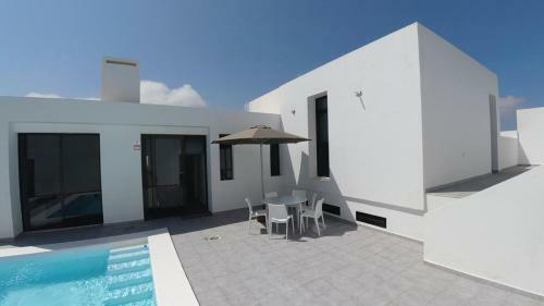 Villa Blanca, Designer Villa With Pool In Teguise