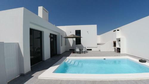 Villa Blanca, Designer Villa With Pool In Teguise