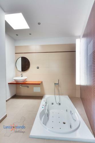 Villa Blanca, Designer Villa With Pool In Teguise