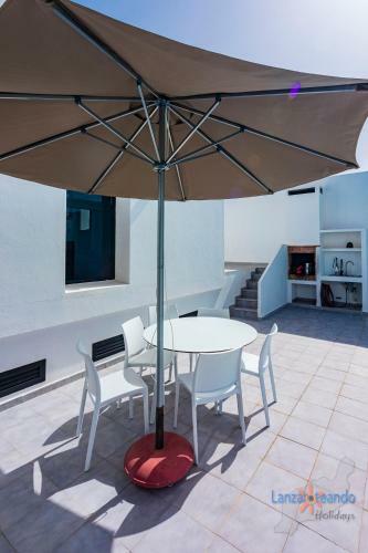 Villa Blanca, Designer Villa With Pool In Teguise