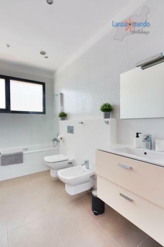 Villa Blanca, Designer Villa With Pool In Teguise