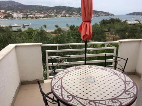 Apartments By The Sea Vinisce, Trogir - 17210