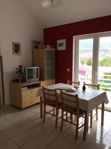 Apartments By The Sea Vinisce, Trogir - 17210