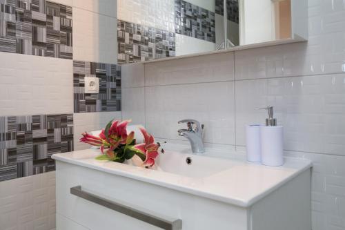 Apartamento A8 - Modern Apt With Terrace 3 Min Walk To Beach