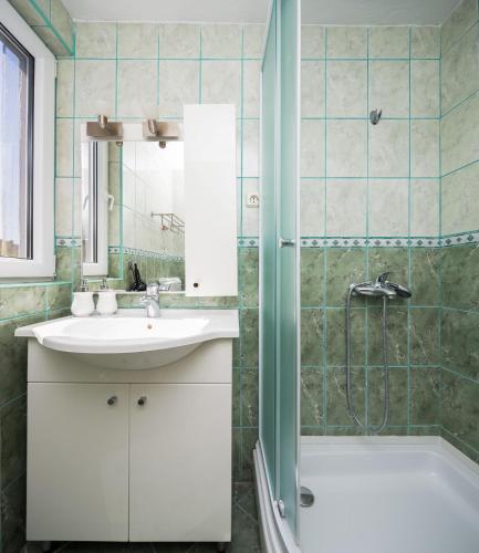 Apartamento A4 - Modern Apt W Terrace 3 Min Walk To Beach