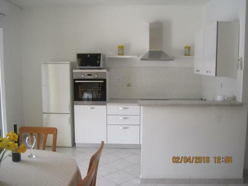 Apartments By The Sea Vinisce, Trogir - 19014