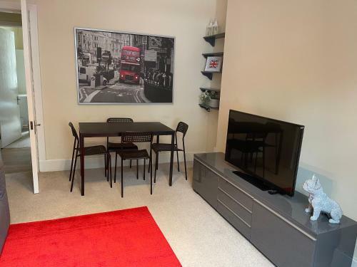Beautiful 2 Bedroom Apartment- Prime Location, Aberdeen Centre