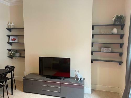 Beautiful 2 Bedroom Apartment- Prime Location, Aberdeen Centre