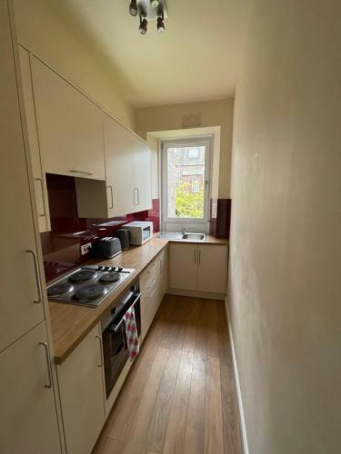 Beautiful 2 Bedroom Apartment- Prime Location, Aberdeen Centre