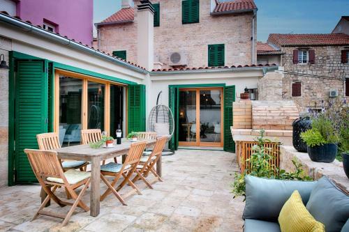 Stone Villa Lemon With Pool In Vis