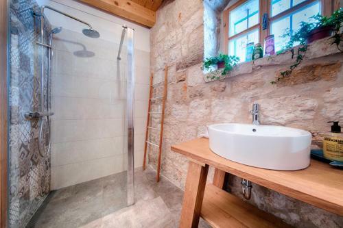 Stone Villa Lemon With Pool In Vis