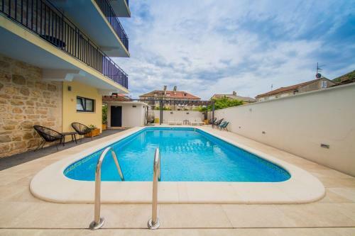 Stone Villa Lemon With Pool In Vis