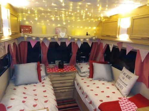 Camping Shabby Chic Caravan - Pen Cefn Farm Holiday