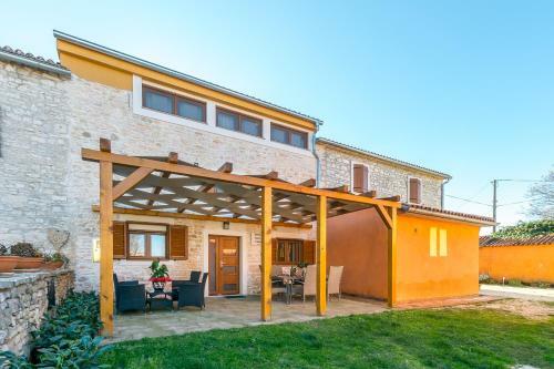 Spacious Holiday Home Guran