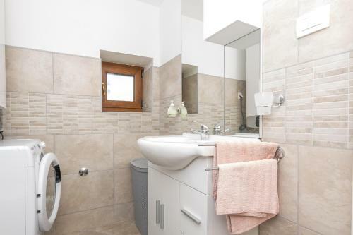 Spacious Holiday Home Guran
