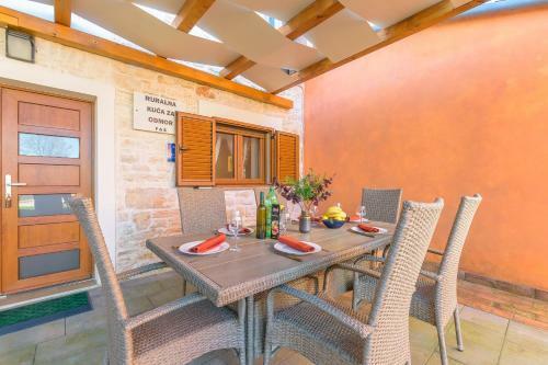 Spacious Holiday Home Guran