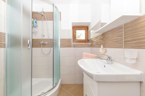 Spacious Holiday Home Guran