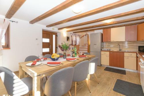 Spacious Holiday Home Guran
