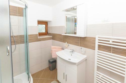 Spacious Holiday Home Guran