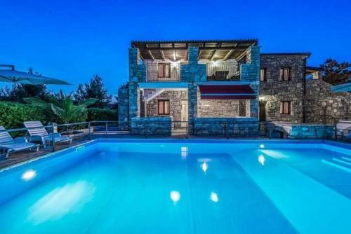 Apartments With Pool, Vir