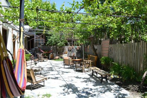 Hostal Guest House & Bar "vine Garden"