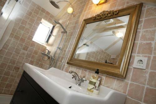 Apartment With Terrace In The Center Od Vodice