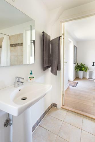 1. Klasses Ny Landvilla N�r Stranden
