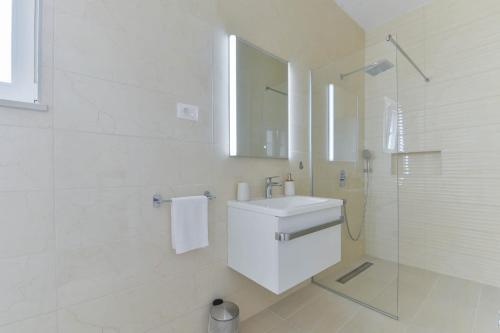 Modern&spacious Four Bedroom Villa With Swimming Pool - Regina Ae1444