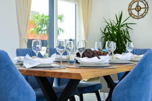 Modern&spacious Four Bedroom Villa With Swimming Pool - Regina Ae1444