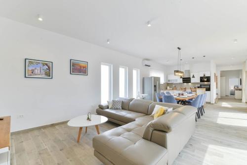 Modern&spacious Four Bedroom Villa With Swimming Pool - Regina Ae1444