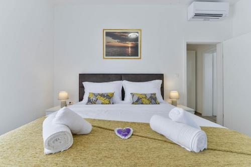 Modern&spacious Four Bedroom Villa With Swimming Pool - Regina Ae1444