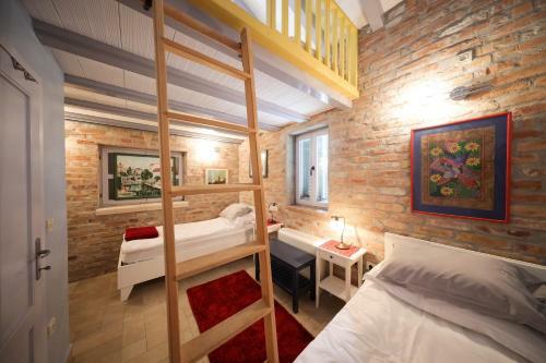 Hostal Pequena Perla Rooms