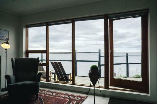 G�tuh�s: Sea View Apartment