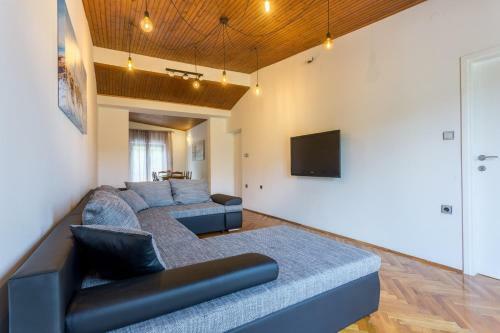 Villa Large 150 M2 Apt With Pool And 500 M2 Garden