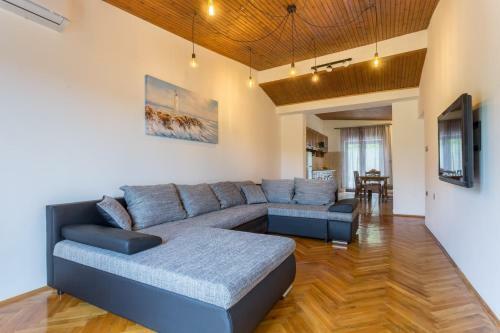 Villa Large 150 M2 Apt With Pool And 500 M2 Garden