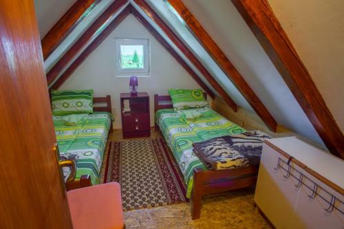 Vukovi? Accommodation