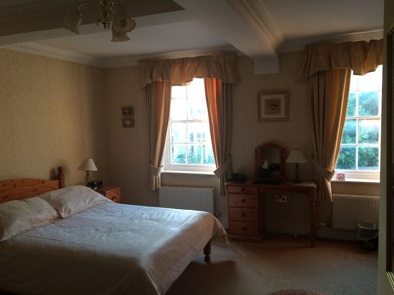 Half Moon Hotel And Restaurant