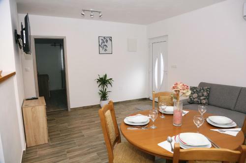 Apartments Tonia Br. 1
