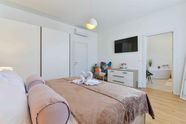 4* Villa First Hill With Heated Pool, Zaton