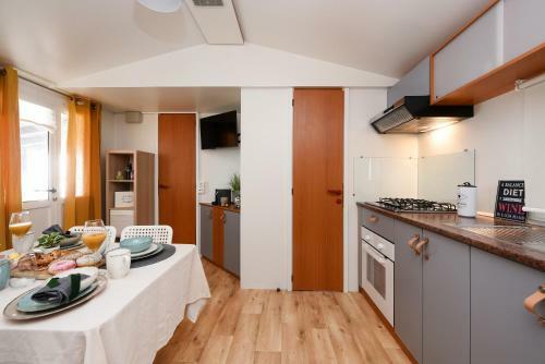 Mia Mobile Home With Jacuzzi