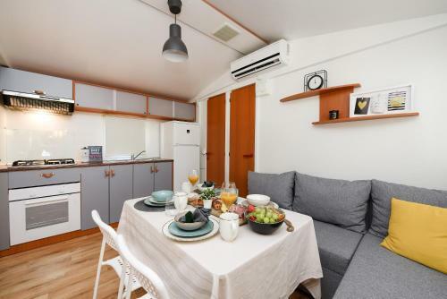 Mia Mobile Home With Jacuzzi