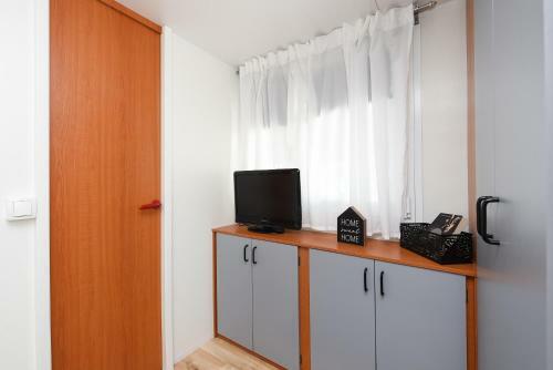 Mia Mobile Home With Jacuzzi