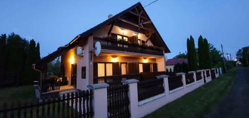 Varga Gardens Balatonm�riaf�rd?