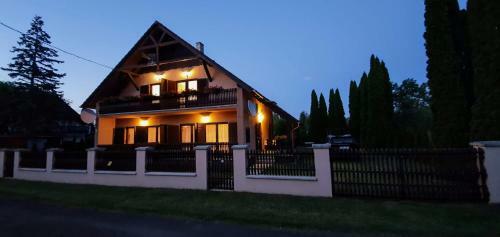 Varga Gardens Balatonm�riaf�rd?