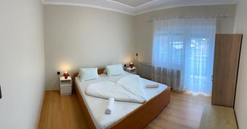Hostal Pingvin Cukr�szda Apartman Fels? Szint