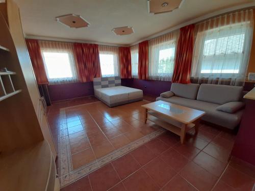 Fekete B�r�ny Apartman