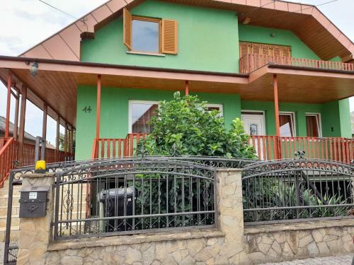 Fekete B�r�ny Apartman